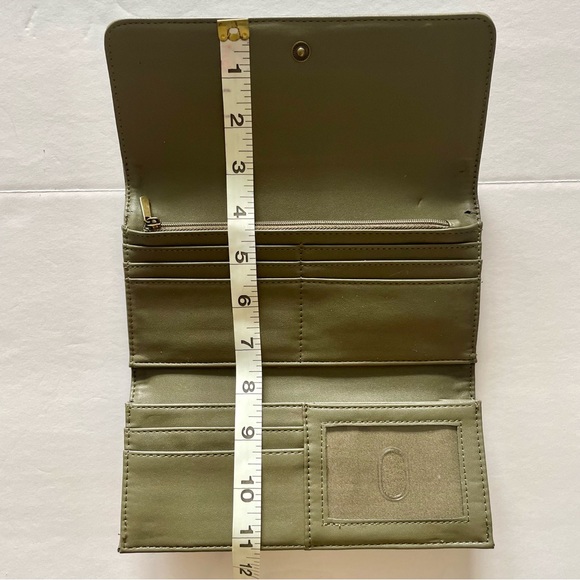 Universal Thread Wallet.Never used. Small Flaw from storage.See pics 4 flaw/meas - Picture 4 of 9